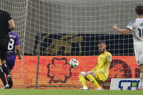 De Gea hóa 'tường thành', 10 lần cứu thua, cản penalty, đưa Fiorentina thẳng tiến ở cúp châu Âu