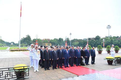 Các đồng chí lãnh đạo Đảng, Nhà nước vào Lăng viếng Chủ tịch Hồ Chí Minh