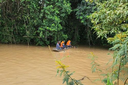 Gia Lai: Đi học về hai chị em bị lũ cuốn trôi thương tâm
