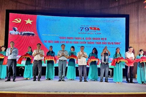 Triển lãm 'Cách mạng Tháng Tám, Quốc khánh 2/9 và mốc son lịch sử 60 năm chiến thắng trận đầu 5/8/1964'