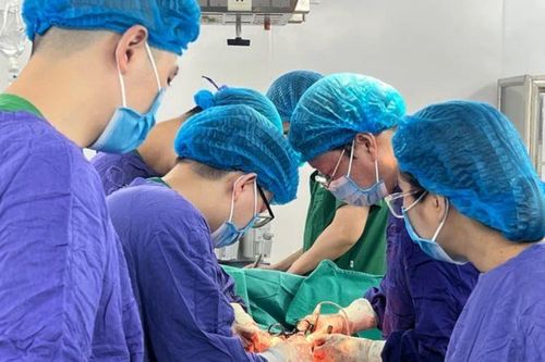 Phẫu thuật cứu bệnh nhân có khối u nặng hơn 7kg chiếm gần hết ổ bụng