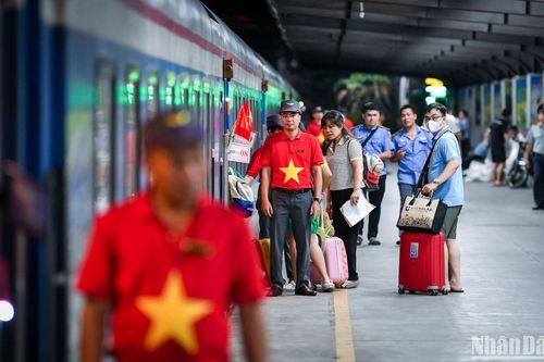 Những đoàn tàu 'đặc biệt' lan tỏa màu cờ Tổ quốc