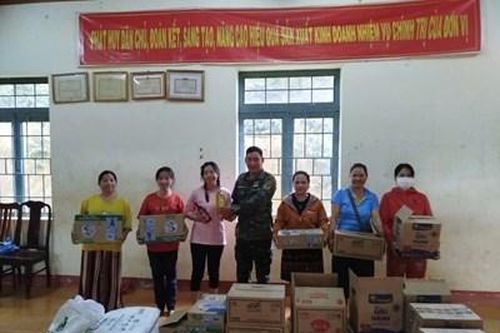 Trung đoàn 720 tặng quà người lao động nhân dịp Tết độc lập