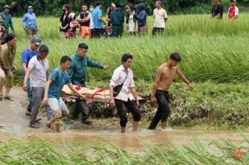 Bộ đội, dân quân tìm kiếm nạn nhân bị lũ cuốn trôi ở Hòa Bình và Tuyên Quang