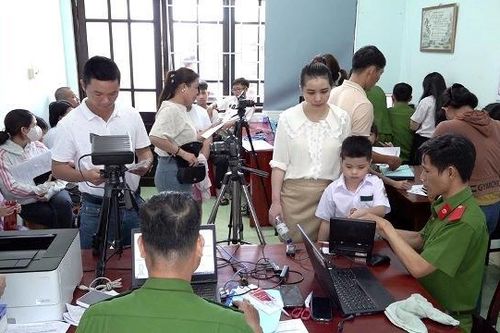 Xuyên đêm, xuyên lễ làm thủ tục cấp căn cước cho trẻ