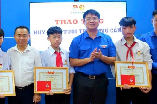 Trao huy hiệu 'Tuổi trẻ dũng cảm' đến 3 nam sinh cứu trẻ đuối nước