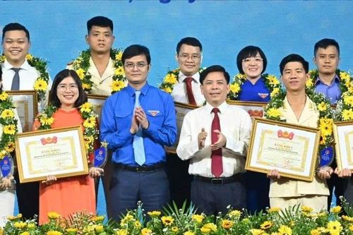Tuyên dương 85 'Cán bộ, công chức, viên chức trẻ, giỏi' hết lòng phục vụ nhân dân