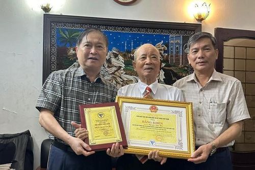 PGS.TS Nguyễn Văn Hồi nhận danh hiệu Trí thức KHCN tiêu biểu