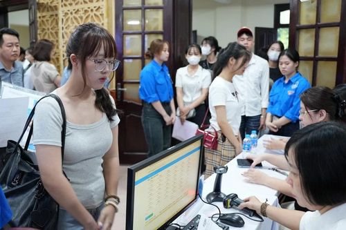 Tân sinh viên Trường ĐH Công đoàn háo hức nhập học