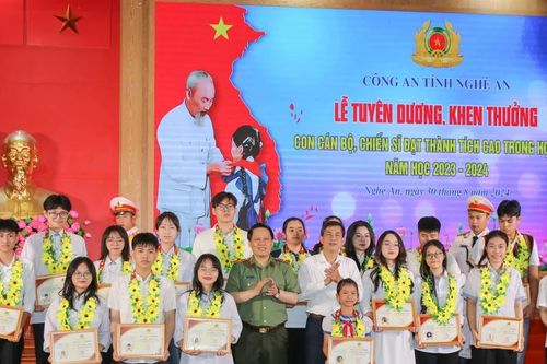 Công an Nghệ An khen thưởng con em trong lực lượng đạt thành tích học tập cao