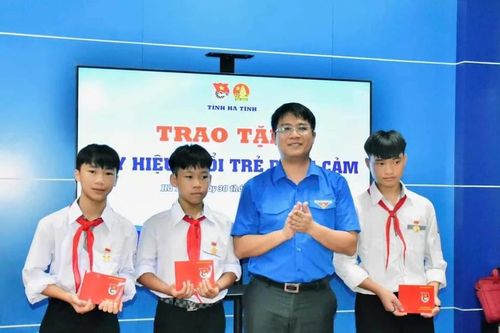 Trao tặng huy hiệu 'Tuổi trẻ dũng cảm' cho 3 học sinh cứu các em nhỏ đuối nước