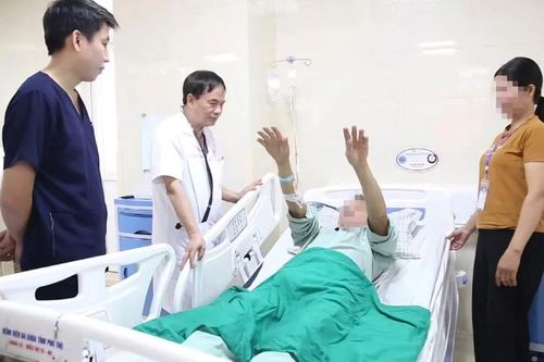 Lấy 'con giun' dài 10cm ra khỏi mạch máu não của người đàn ông 60 tuổi