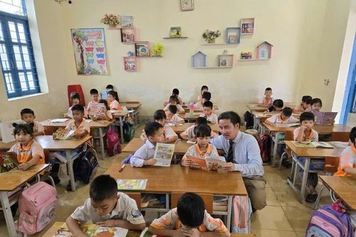 Tủ sách Nhân ái trao tặng sách tại nhiều điểm trường vùng Tây Bắc và khai trương Ngôi nhà Trí tuệ tại Sơn La