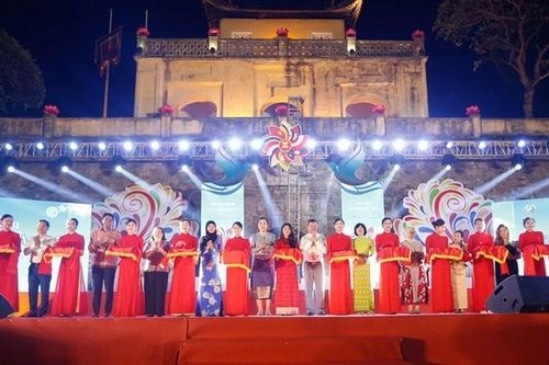 Khai mạc triển lãm ảnh, khởi động Ngày hội văn hóa hữu nghị Sắc màu ASEAN