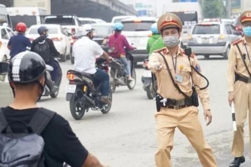 Bỏ chạy khi CSGT yêu cầu dừng xe: Mức phạt và quy định cụ thể