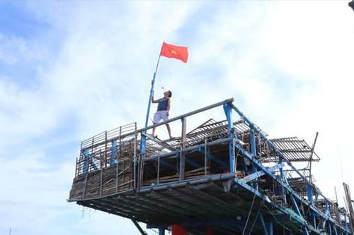 Vươn khơi xuyên lễ