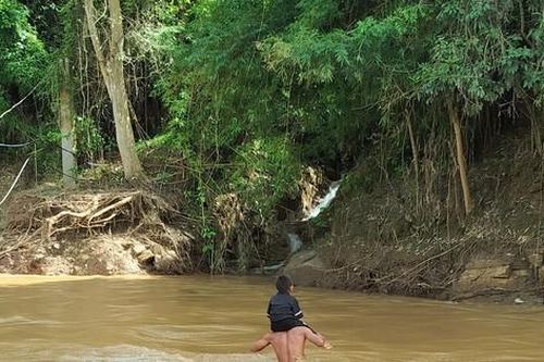 Sau lũ người dân cõng con qua suối dữ đến trường