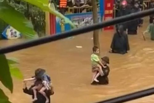 Giải cứu nhiều trẻ mầm non mắc kẹt tại ngôi trường bị nước lũ nhấn chìm ở Lào Cai