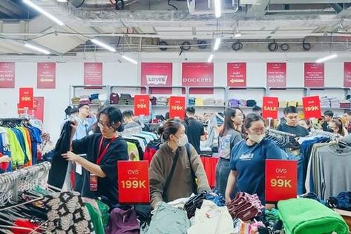 Khách hàng nườm nượp 'săn' hàng hiệu giảm giá tới 80% ở TPHCM