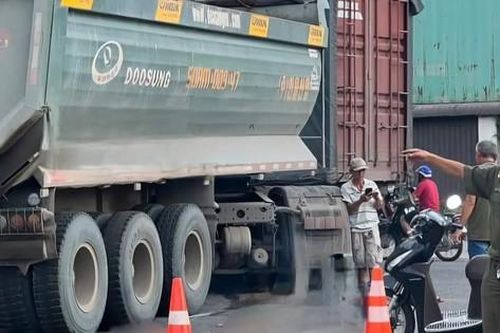 Xe ben quay đầu cuốn xe máy vào gầm, cụ ông 73 tuổi bị cán tử vong