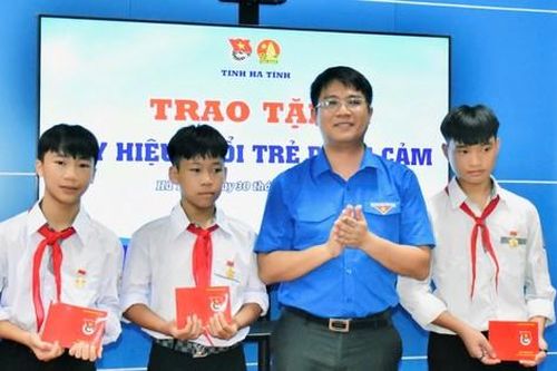 Trao Huy hiệu Tuổi trẻ dũng cảm cho 3 học sinh cứu 2 em nhỏ đuối nước