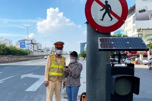 Đi bộ vào đường cao tốc đón xe về quê, người phụ nữ ngỡ ngàng nhận phiếu phạt