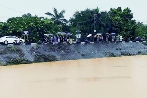 Hai học sinh bị nước cuốn trôi trên đường đi học về