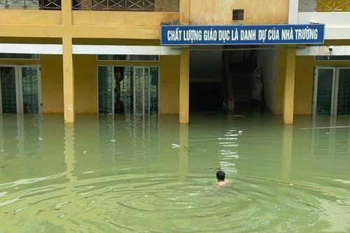 Hiệu trưởng gây sốt với hình ảnh 'bơi vào trường' nhận món quà bất ngờ