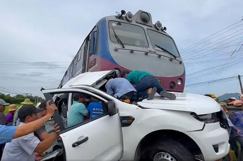 Va chạm với tàu hỏa chở hàng, ô tô bị đẩy hơn 200m