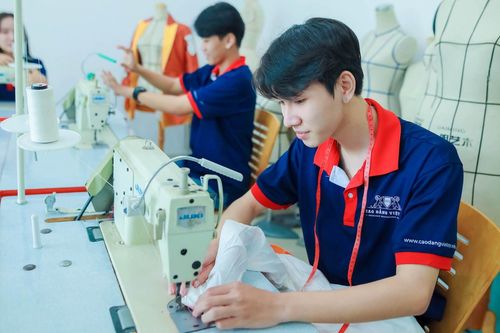 Giới trẻ trăn trở chọn 'học gì để có việc làm?