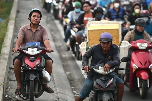Cửa ngõ TPHCM ùn tắc, sân bay Tân Sơn Nhất đông đúc người dân về quê nghỉ lễ 2/9