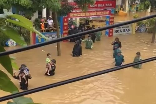 Nước dâng cao, 8 trẻ mắc kẹt tại trường mầm non