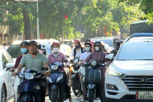Ùn tắc kéo dài vào giờ cao điểm trên đường Đinh Công Tráng