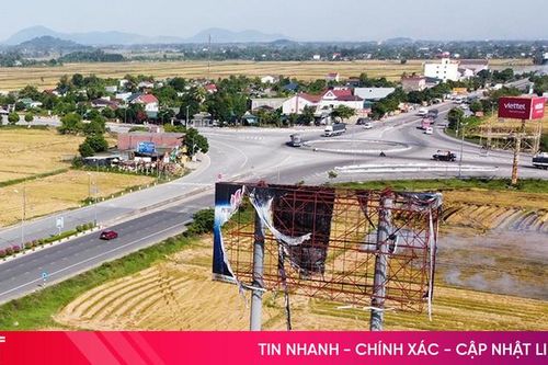 Nhiều pano quảng cáo trơ khung, rách tả tơi dọc quốc lộ 1