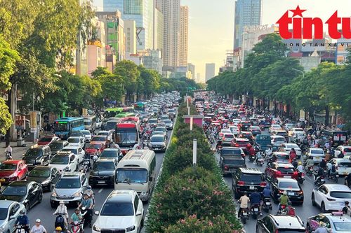 Ngày làm việc cuối cùng trước kỳ nghỉ lễ 2/9: Các cửa ngõ giao thông Hà Nội 'đồng loạt' ùn tắc
