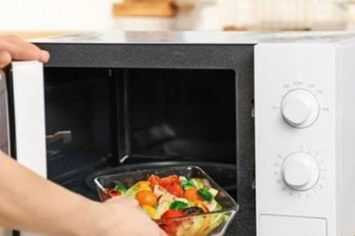 Cảnh báo: Tuyệt đối không hâm nóng thức ăn trong hộp nhựa bằng lò vi sóng!