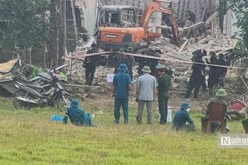 Công binh dò mìn tại hiện trường vụ nổ khiến 4 người thương vong