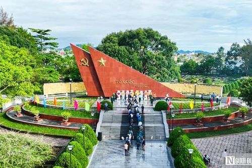 Lãnh đạo Tp.Bảo Lộc viếng nghĩa trang liệt sĩ nhân kỷ niệm 79 năm Cách mạng Tháng Tám và Quốc khánh 2/9