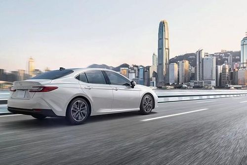 Toyota Camry 2025 được bổ sung động cơ thuần xăng từ bản cũ