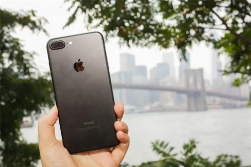 Mẫu iPhone rẻ hơn iPhone 11 tới 6 triệu, có camera zoom 2x đỉnh hơn, ngang cơ iPhone 15