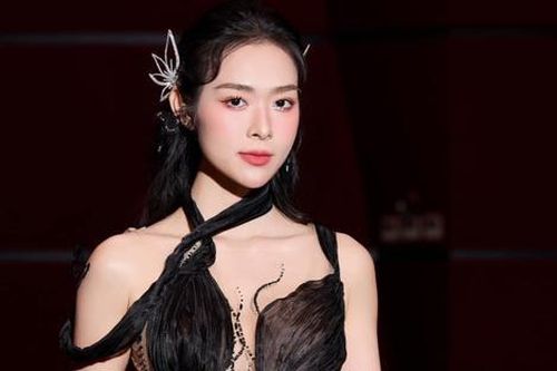 'Vợ cũ' Thanh Thức diện váy cắt xẻ táo bạo khoe thân hình bốc lửa