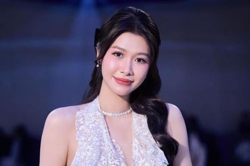 Vợ Đăng Khôi diện đồ mong manh khoét ngực sâu, vác bụng bầu 5 tháng