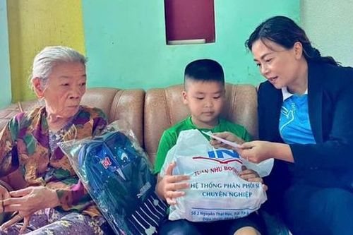 Bảo Lộc: Tặng quà cho học sinh đặc biệt khó khăn trước thềm năm học mới