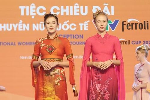 Nữ vận động viên bóng chuyền quốc tế duyên dáng trong tà áo dài Việt Nam