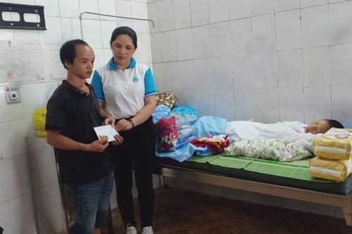 Cao Bằng: Hội LHPN huyện Trùng Khánh thăm hỏi, hỗ trợ sản phụ sinh con trên xuồng cứu hộ