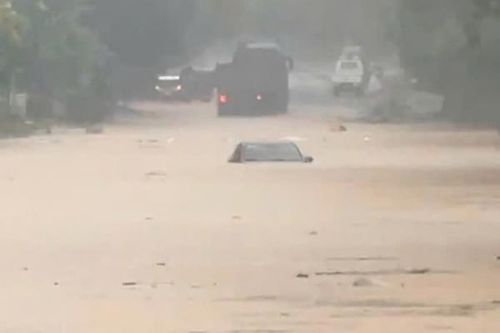 Lào Cai mưa trắng trời: Ô tô chìm trong nước, nhiều cô giáo phải tháo chạy khỏi trường học