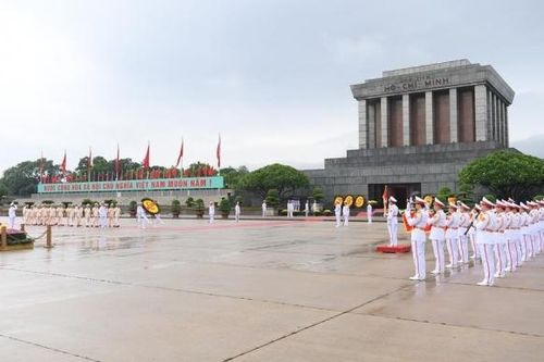 Đoàn đại biểu Bộ Công an vào Lăng viếng Chủ tịch Hồ Chí Minh nhân kỷ niệm 79 năm Quốc khánh 2/9