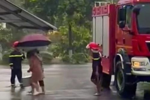 Cảnh sát đưa bà bầu đi đẻ bằng xe chữa cháy
