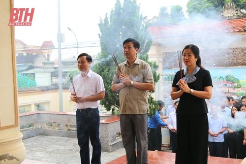 Dâng hương kỷ niệm 94 năm Ngày truyền thống Đảng bộ huyện Hoằng Hóa