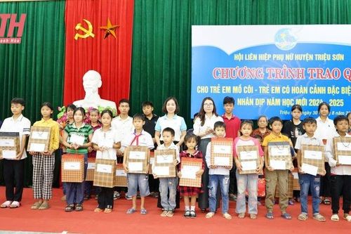 Hội LHPN huyện Triệu Sơn trao quà cho trẻ mồ côi, trẻ em có hoàn cảnh đặc biệt khó khăn nhân dịp năm học mới
